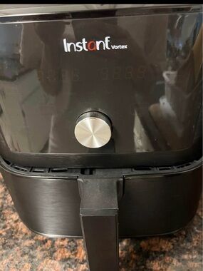 Instant Vortex Black Air Fryer - Compact Kitchen Tool